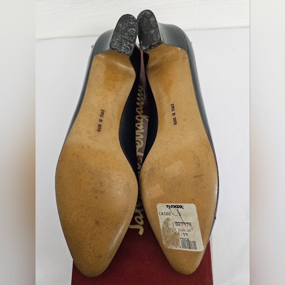 Salvatore Ferragamo Vintage Almond and Kitten Heel Pumps in Navy and Black Sz 9 - Picture 12 of 15